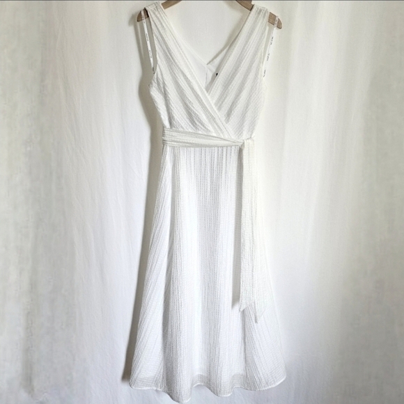 Halston White Sleeveless Seersucker Belted Flare Midi Dress - Picture 3 of 16